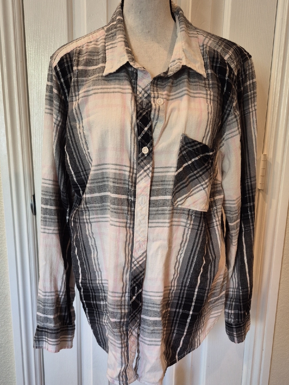 Time and Tru Black and Cream Plaid Button-Down Shirt XL